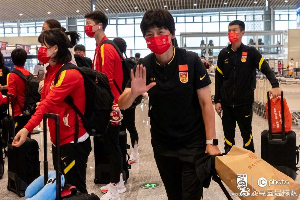 王祖蓝亲自下厨为女友打造烛光晚餐王祖蓝靠“狠招”克服身高差 22年暗恋狂戳观众泪点最新发布的“踮脚之恋”片段，记录了王祖蓝时隔多年再遇童年女神的“窘迫”画面